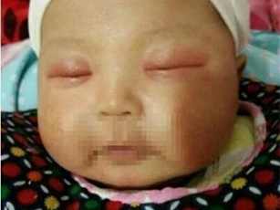 Nghe tiếng con khóc ngặt trong phòng bà, mẹ trẻ bàng hoàng khi thấy cảnh bà cầm kim khâu