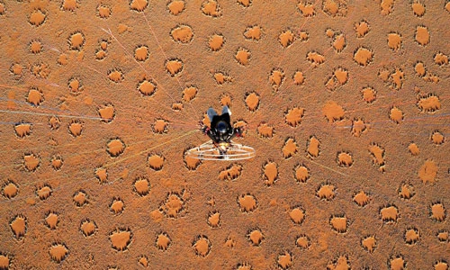 Sa mạc Namib (Namibia): Namib là sa mạc lớn nhất của Namibia, quốc gia thuộc châu Phi. Trên bề mặt sa mạc, hàng triệu vòng tròn rải rác và cách đều nhau. Cỏ ở viền vòng tròn có thể cao đến đầu gối nhưng lại không mọc phía trong ngay cả khi đất được bón phân. Mỗi vòng tròn có thể đạt đường kính từ 2-20 m và tuổi thọ 75 năm. Không ai biết nguyên nhân khiến chúng biến mất. Vùng đất xuất hiện vòng tròn kỳ lạ này trải dài trên quãng đường 1.800 km.