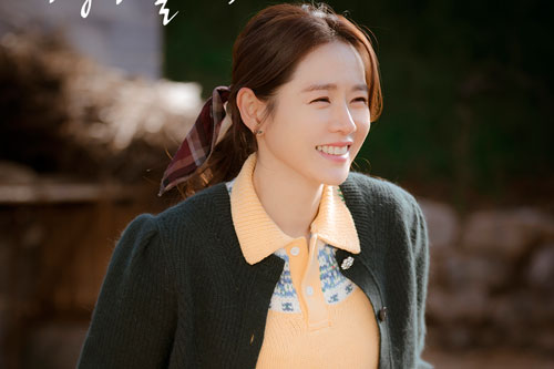 Có một nữ minh tinh không thèm trang điểm khi quay phim vì quá đẹp, nhân viên make up và đạo diễn cũng đến chịu