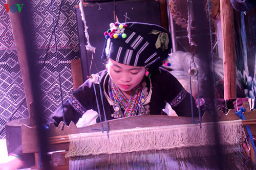 Độc đáo trang phục truyền thống của phụ nữ Lự Lai Châu