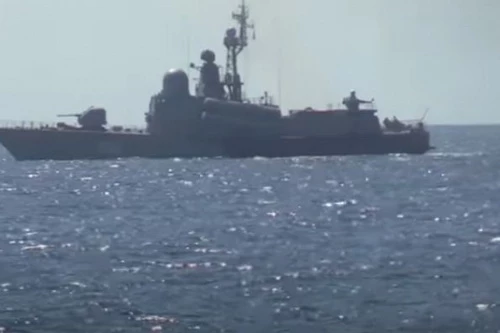 Hải quân Ukraine cho biết một tàu chiến Nga đã bị cháy trên biển Đen. Ảnh: 