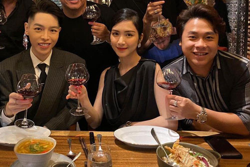 "Gia đình Hoa dâm bụt" tụ họp mừng sinh nhật Hoà Minzy, khoảnh khắc cô nàng bên bạn trai doanh nhân "chiếm sóng" MXH