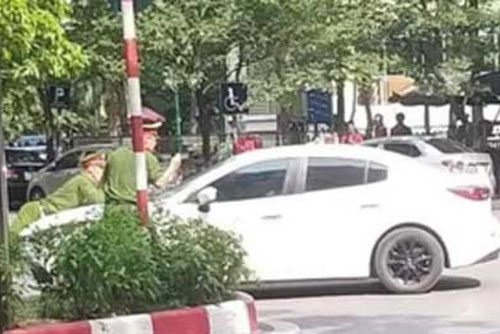 Hà Nội: Khởi tố, bắt tạm giam tài xế Mazda hất chiến sĩ công an lên nắp capô