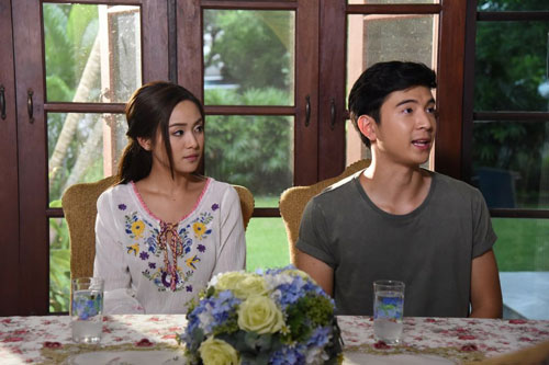 Đến nhà hàng xóm ăn sinh nhật, chồng lên mặt bảo: "Nhìn vợ anh ấy mà học", ai dè lúc sau lại bị ngượng "chín mặt"