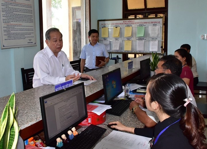 Chủ tịch UBND tỉnh Thừa Thiên Huế Phan Ngọc Thọ kiểm tra công tác tích hợp DVCTT tại xã Thượng Lộ, huyện Nam Đông (Ảnh: Báo Thừa Thiên Huế)