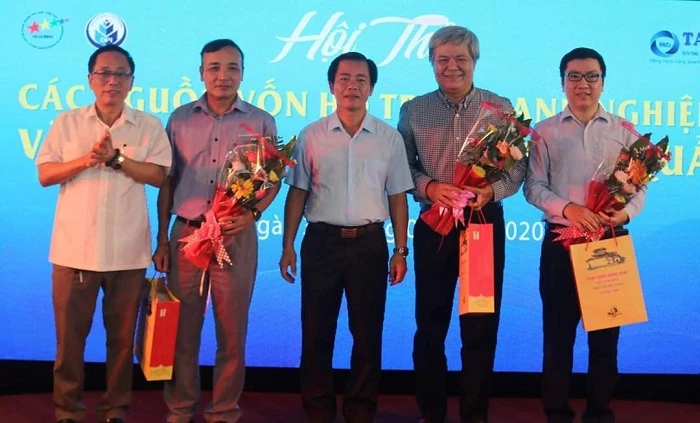 Phó Chủ tịch UBND tỉnh Thừa Thiên Huế Nguyễn Văn Phương (giữa) cảm ơn các đại biểu và diễn giả đã tham gia chia sẻ thông tin Hội thảo.