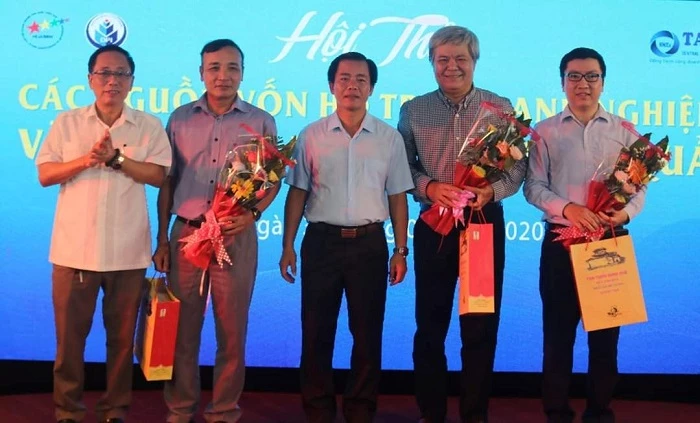 Phó Chủ tịch UBND tỉnh Thừa Thiên Huế Nguyễn Văn Phương (giữa) cảm ơn các đại biểu và diễn giả đã tham gia chia sẻ thông tin Hội thảo. Phó Chủ tịch UBND tỉnh Thừa Thiên Huế Nguyễn Văn Phương (giữa) cảm ơn các đại biểu và diễn giả đã tham gia chia sẻ thông tin Hội thảo.