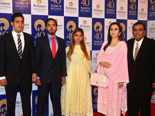 Isha Ambani là con gái duy nhất của tỷ phú Ấn Độ Mukesh Ambani, người giàu nhất châu Á với tài sản hơn 60 tỷ USD. Cùng với các anh em trai, Isha là một trong những người thừa kế tỷ đô trẻ tuổi nhất thế giới. Theo SCMP, dù sinh ra đã "ngậm thìa vàng", Isha không dựa hơi gia đình mà tự lực vươn lên thành một nữ doanh nhân thành đạt. Dưới đây là những sở thích ít người biết đến của ái nữ nhà tỷ phú này. Ảnh: Getty Images.