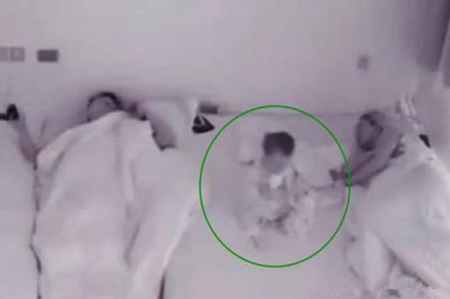 Mẹ kiệt sức ngủ thiếp đi, nửa đêm bé gái 11 tháng tuổi thức giấc và làm điều đặc biệt