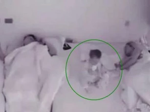 Mẹ kiệt sức ngủ thiếp đi, nửa đêm bé gái 11 tháng tuổi thức giấc và làm điều đặc biệt