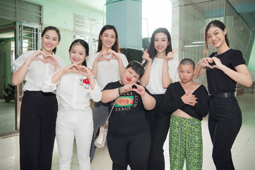 Tiểu Vy, Lương Thuỳ Linh cùng dàn Á hậu chung tay tặng quà cho trẻ em khuyết tật, mồ côi nhân ngày Tết thiếu nhi