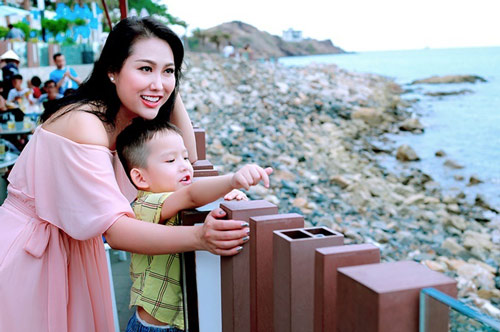 Phi Thanh Vân đưa con đi biển