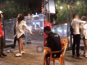 Bị người yêu bắt quả tang đi chơi với trai lạ, cô gái ném áo thách thức rồi tát anh chàng