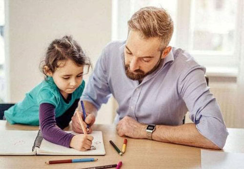 Bố mẹ không thể quá 'thông minh', nên học cách 'giả vờ ngu ngốc' để con có đủ điều kiện phát triển toàn diện