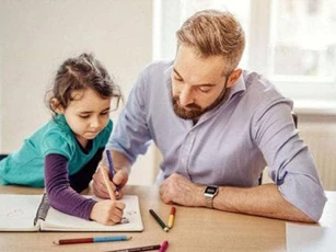 Bố mẹ không thể quá 'thông minh', nên học cách 'giả vờ ngu ngốc' để con có đủ điều kiện phát triển toàn diện
