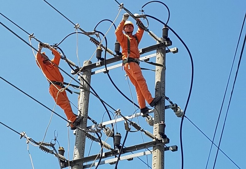 Nhân viên Công ty Điện lực Lâm Đồng kiểm tra an toàn lưới điện.