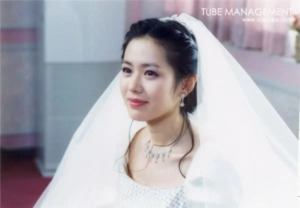 Loạt ảnh của Son Ye Jin 20 năm trước hot trở lại: Gương mặt baby, mắt ngấn lệ làm cô dâu xinh đẹp 0