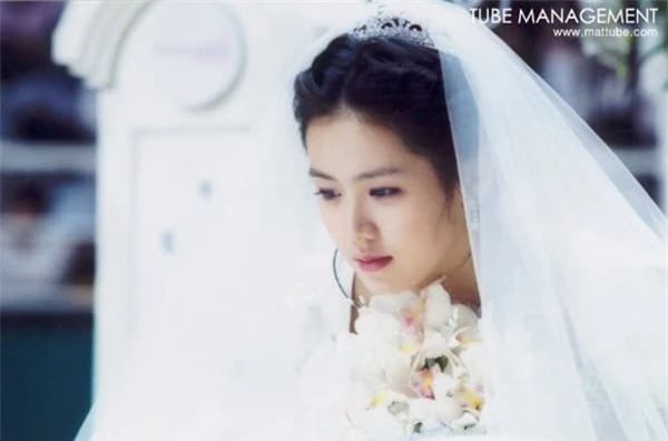 Loạt ảnh của Son Ye Jin 20 năm trước hot trở lại: Gương mặt baby, mắt ngấn lệ làm cô dâu xinh đẹp 1