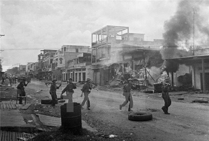 Quân ta tiến vào giải phóng Xuân Lộc. Từ đầu tháng 4/1975, các binh đoàn chủ lực của ta từ khắp các hướng tiến về Sài Gòn, tấn công địch với sức mạnh vũ bão và tiêu diệt toàn bộ tuyến phòng thủ từ vòng ngoài của địch. (Nguồn: TTXVN)