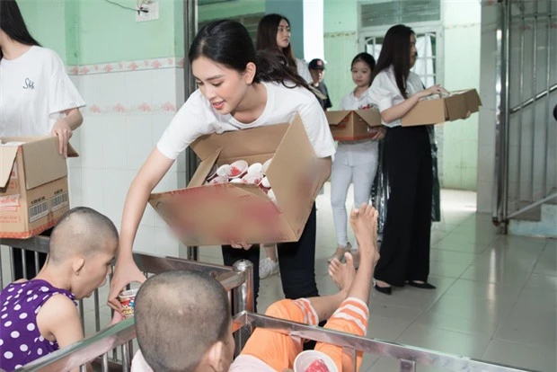 Tiểu Vy, Lương Thuỳ Linh cùng dàn Á hậu chung tay tặng quà cho trẻ em khuyết tật, mồ côi nhân ngày Tết thiếu nhi - Ảnh 12.