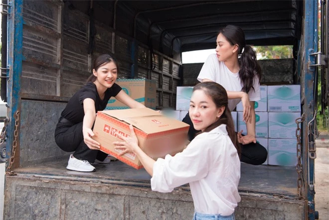 Tiểu Vy, Lương Thuỳ Linh cùng dàn Á hậu chung tay tặng quà cho trẻ em khuyết tật, mồ côi nhân ngày Tết thiếu nhi - Ảnh 14.