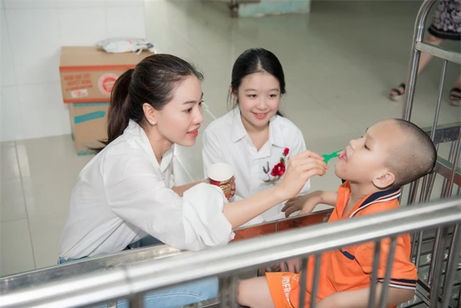 Tiểu Vy, Lương Thuỳ Linh cùng dàn Á hậu chung tay tặng quà cho trẻ em khuyết tật, mồ côi nhân ngày Tết thiếu nhi - Ảnh 6.