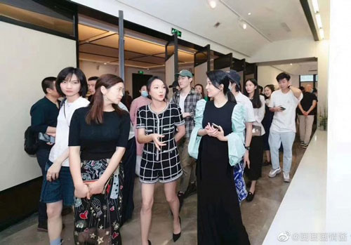 Lộ diện sau nghi vấn ly hôn, Châu Tấn bị soi gương mặt lão hóa dù mặc đồ khoe chân thon