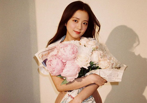 Ji Soo được khen 'ngay cả cái bóng trên tường cũng xinh đẹp'