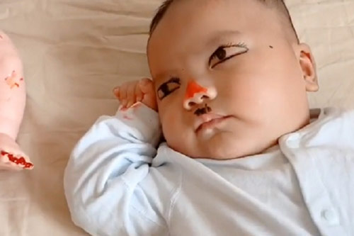 Thấy con trai ngủ ngon lành nhưng mắt vẫn mở, mẹ lại gần kiểm tra thì "giật bắn mình"