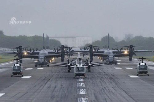 Màn diễu binh "Voi đi bộ" hoành tráng của phi đội vận tải cơ Mỹ