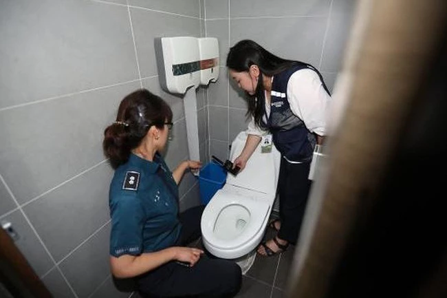 Cảnh sát đã phát camera quay trộm bên trong nhà vệ sinh nữ tại một tòa nhà của KBS (Ảnh: SOOMPI)