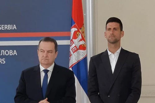 Djokovic (phải).