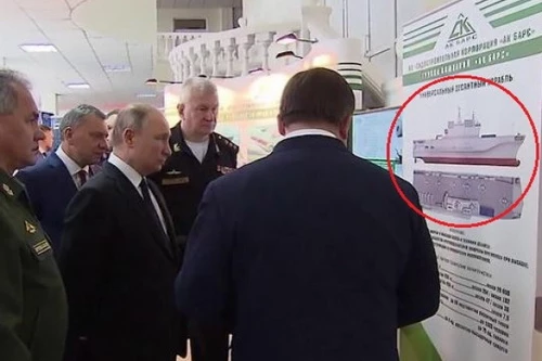 Tổng thống Nga Vladimir Putin được giới thiệu về tàu đổ bộ thế hệ mới. Ảnh: TASS.