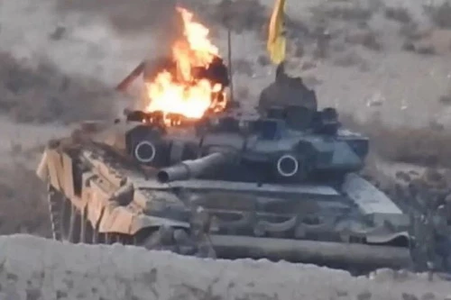 Một xe tăng T-90 bị bắn cháy trên chiến trường Syria. Ảnh: Al Masdar News.