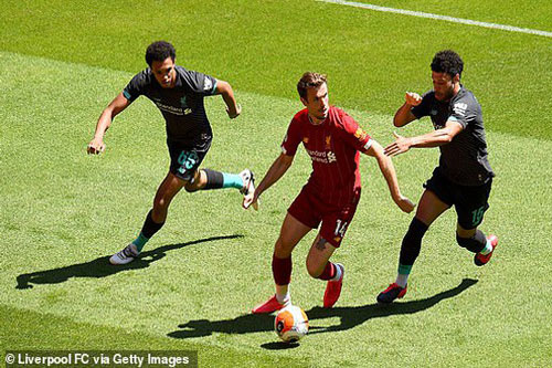 Cầu thủ Liverpool hăng say tập luyện chờ đón ngôi vô địch Premier League