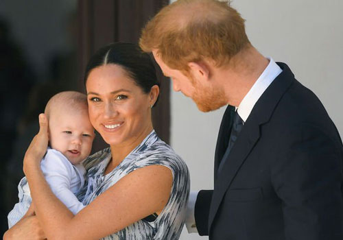Vợ chồng Meghan Markle và Harry được phép rời bỏ gia đình Hoàng tộc, nhưng con trai 1 tuổi của họ thì không?