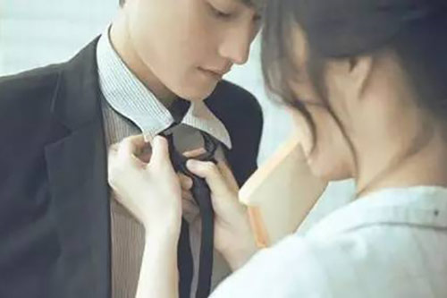 Chồng đi làm luôn lấy cớ về khuya, người vợ chỉ nói một câu, từ đó chồng luôn về nhà đúng giờ