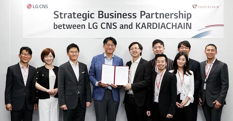CEO KardiaChain Phạm Minh Trí (thứ 5 từ trái sang) cùng các cộng sự tại buổi lễ ký kết với LG CNS