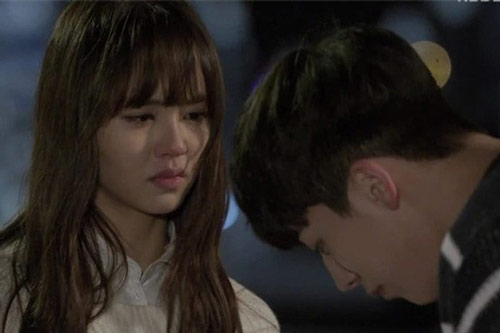 Trước ngày cưới, cô dâu quyết định hủy hôn, đốt ảnh cưới 100 triệu vì phát hiện tin nhắn “lạ”