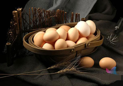 Tại sao trứng bán trong siêu thị không có phân dính?