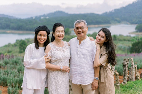 Á hậu Thùy Dung giúp bố mẹ chụp ảnh cưới