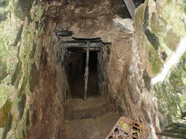 Căn phòng bí ẩn chứa toàn mẩu xương trong lâu đài bỏ hoang