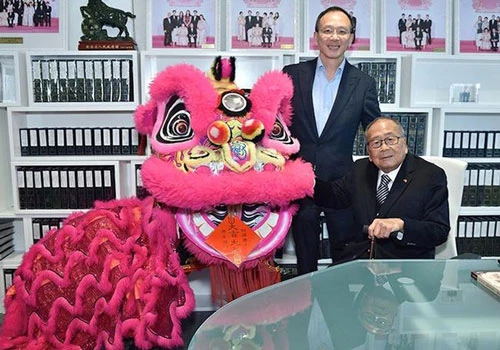 Lý Văn Đạt là chủ tịch LKK Group, công ty mẹ của hãng nước sốt đình đám Lee Kum Kee. Ông điều hành mạng lưới phân phối trên khắp 100 quốc gia với 5 nhà máy. Ở tuổi 91, ông vẫn giữ vai trò là cố vấn tại tập đoàn trong khi đã giao lại quyền kiểm soát hoạt động kinh doanh cho các con. Ảnh: Forbes.