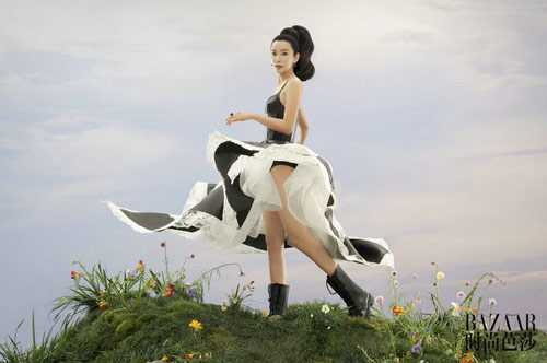 Lý Băng Băng U50 vẫn là quý cô độc thân quyến rũ, trẻ trung không ngờ