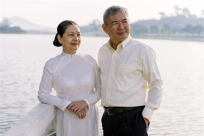 Á hậu Thùy Dung giúp bố mẹ chụp ảnh cưới - 10