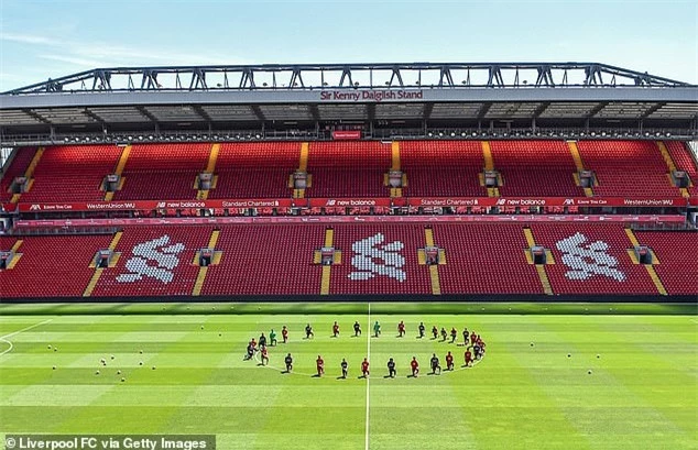 Cả đội Liverpool quỳ gối trong buổi tập đầu tiên - Ảnh 4.