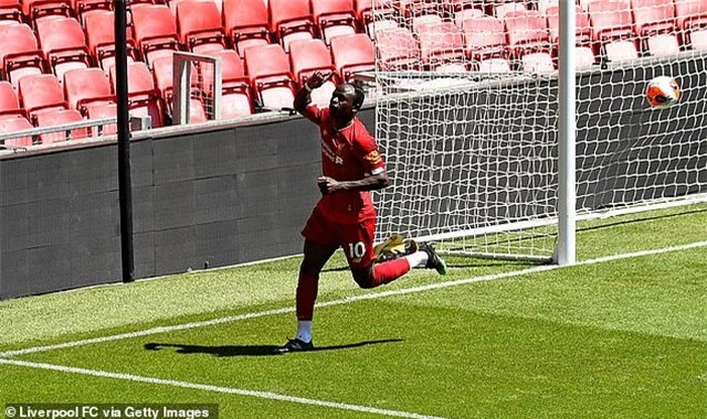 Cầu thủ Liverpool hăng say tập luyện chờ đón ngôi vô địch Premier League - 2