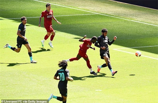 Cầu thủ Liverpool hăng say tập luyện chờ đón ngôi vô địch Premier League - 4