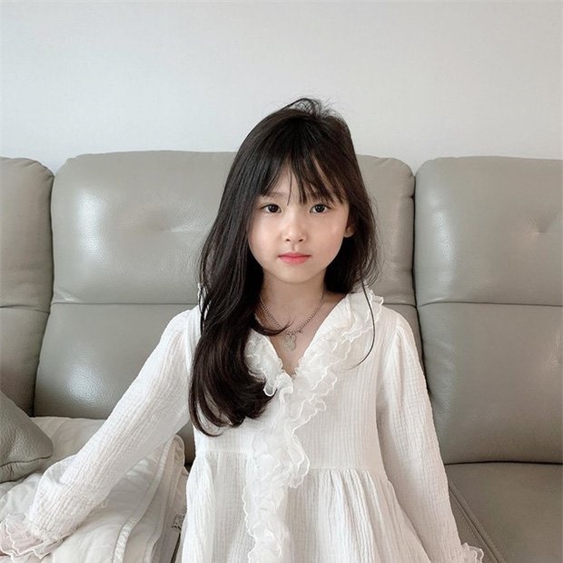 Cô bé xinh xắn có thần thái như Hoa hậu, ảnh đời thường thì ngược lại