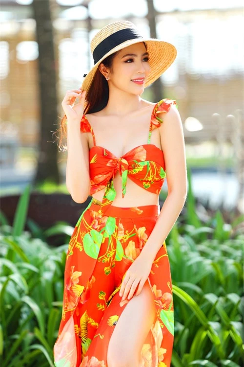 Dương Kim Ánh mặc đồ họa tiết khoe body - 2